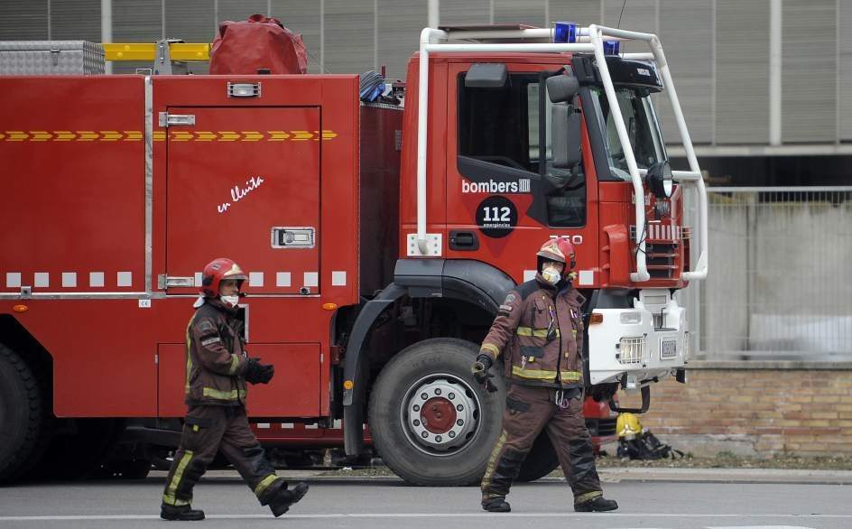 Bomberos liberan el pene de un hombre tras meterse 4 anillos de acero