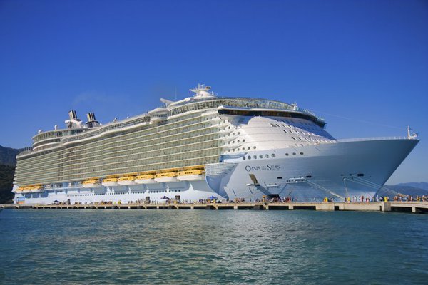 Cruceo Royal Caribbean fue remolcado tras ser azotado por violentas olas