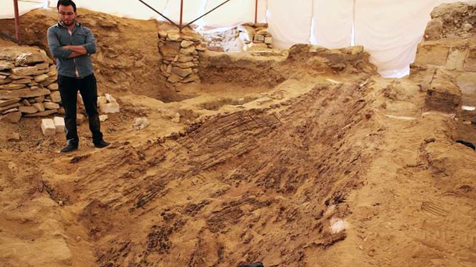 Descubren en Egipto los restos de un barco de 4,500 años de antigüedad