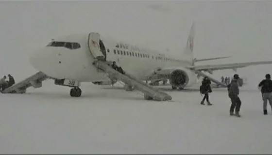 Evacúan a todos los pasajeros de un avión en Japón tras problemas con el motor