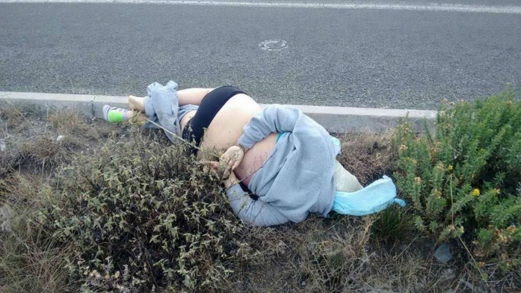 Hallan muerta a periodista mexicana a orillas de una carretera