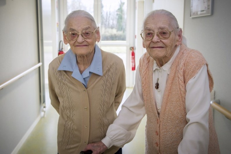 Hermanas gemelas francesas cumplen 208 años