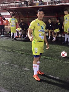 Marlon Lopez ayer en un partido amistoso de su equipo Santos de Guapiles