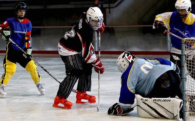 Muere un jugador de hockey al recibir el impacto de un disco