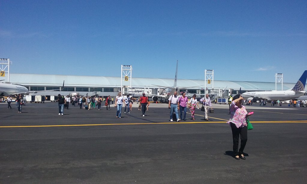 Evacuación en el Aeropuerto Internacional Augusto C. Sandino cortesía Diario Metro