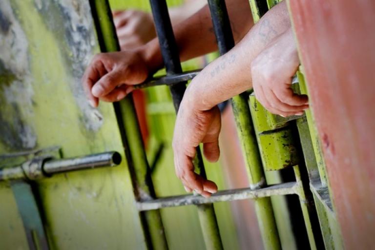 Fuga masiva en prisión de Papúa deja 11 reclusos muertos