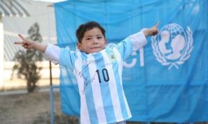 messi envio una camiseta al niño afgano murtaza