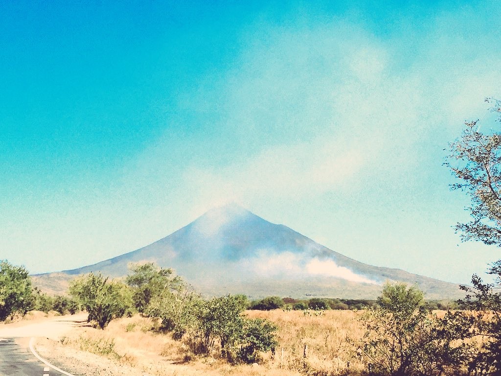 volcan momotombo en calma nicaragua