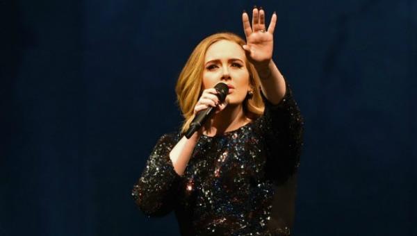 Adele rinde emotivo homenaje a las víctimas de Bruselas