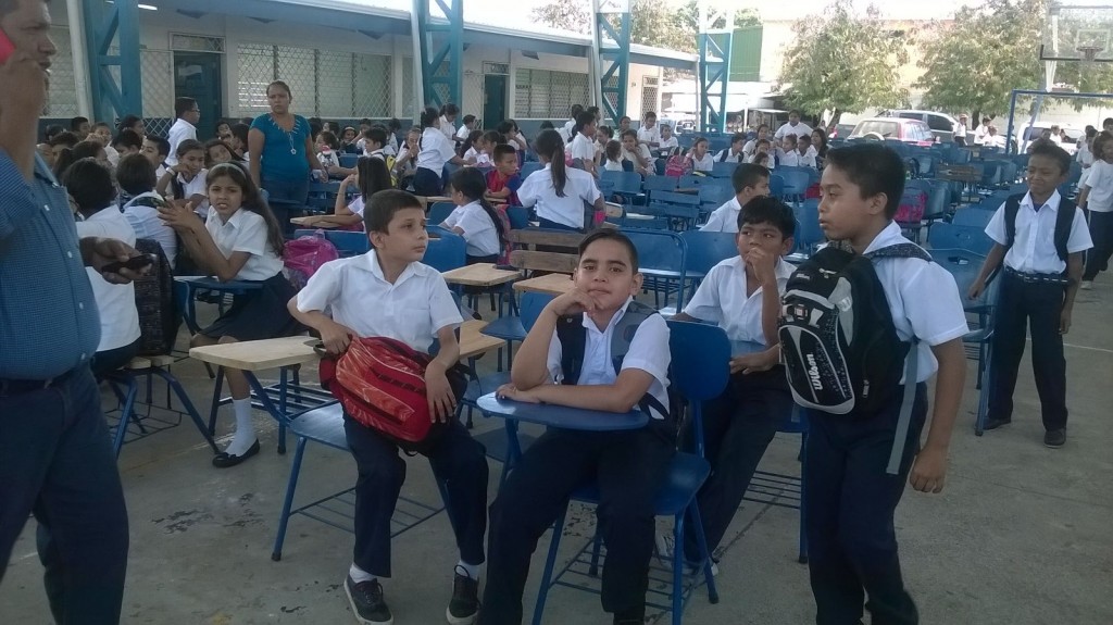 Estudiantes del colegio 14 de Septiembre estrenan pupitres1