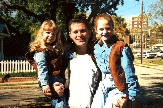 John David Battaglia y sus dos hijas