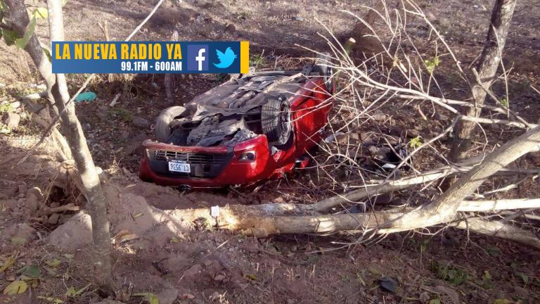 “Semaneros” chontaleños quedan vivos de milagro tras volcarse en vehículo