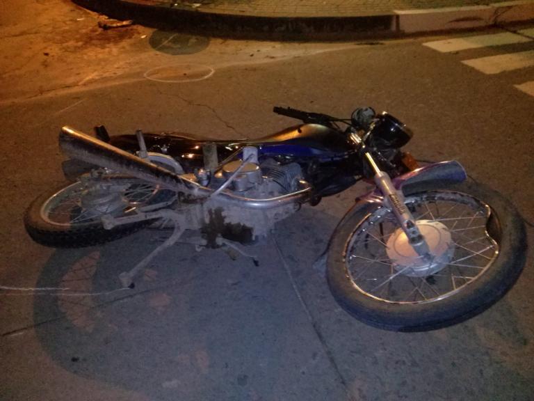 Ocupantes de moto resultan lesionados al impactar en acera de una casa