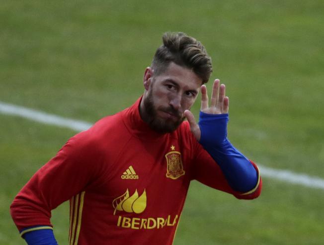 Sergio Ramos dejó su puesto por molestias en la espalda