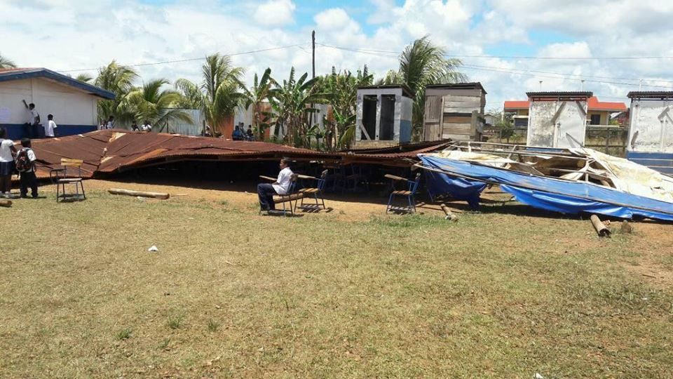 6 lesionados al desplomarse el techo de un galerón en una escuela de Bilwi