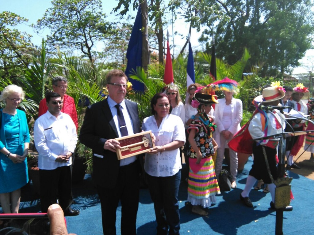 Alcaldía de Managua entrega llaves de la ciudad a secretario parlamentario de Alemania2