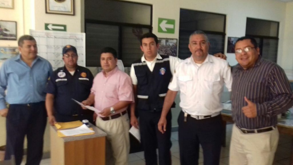 Entrega del donativo a Federación de Bomberos