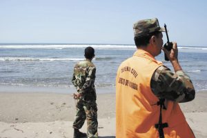 Miembros de la Defensa Civil vigilan las costas de Poneloya ante la amenaza de un tsunami que se habrÌa originado tras el terremoto de Chile. LA PRENSA/ E. L”PEZ