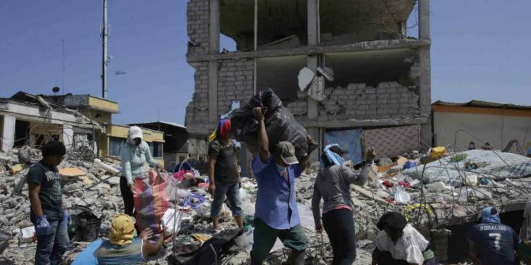 Cifra de muertos tras terremoto de Ecuador aumenta a 525
