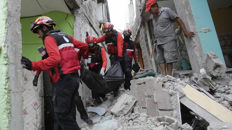 la-fg-quake-jolts-ecuador-pictures-20160416