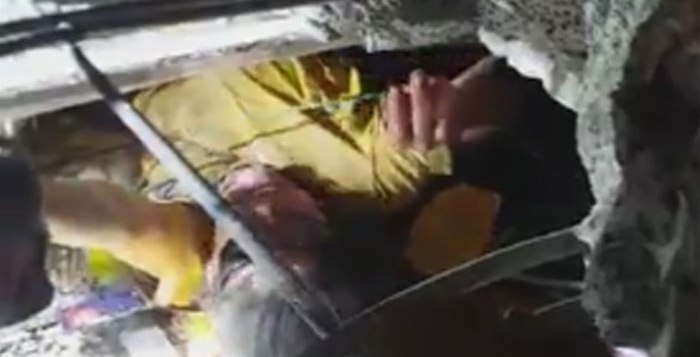 Ecuador: Viral video de mujer rescatada de escombros tras terremoto