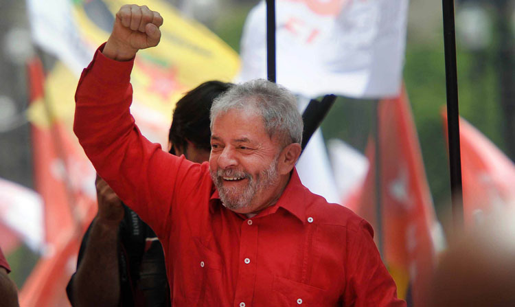 Telam San Pablo 24-10-2014 Con la participación multitudinaria de militantes, el ex presidente Ignacio Lula Da Silva, cerro esta tarde la campaña electoral en San Pablo, con una caravana por la ciudad. Foto: Gustavo Amarelle-Enviado Especial