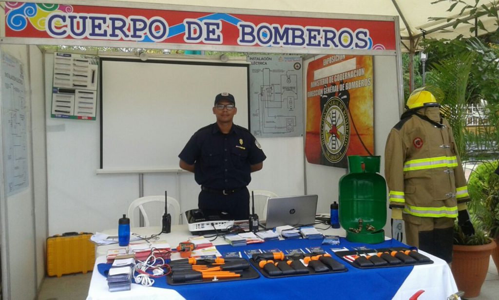 Bomberos realizan jornada de prevención de incendios en el hogar