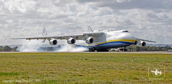 El avión de carga más grande del mundo aterrizó en Australia