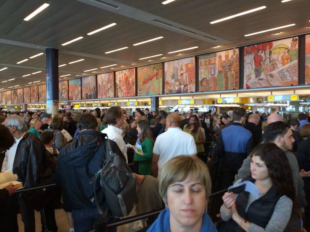 Falla en computadora causa grandes colas en el aeropuerto de Nueva York