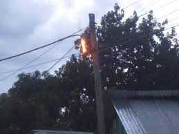 Llamas en poste de luz pone «chivas» a comerciantes del Oriental