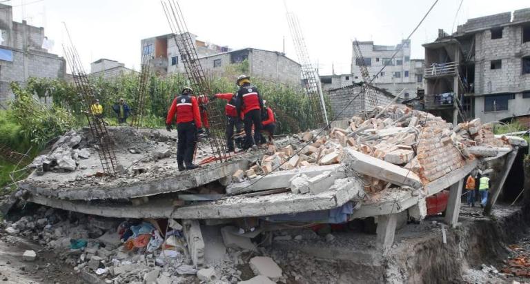Un muerto y 85 heridos producto de dos terremotos que han sacudido Ecuador este miércoles