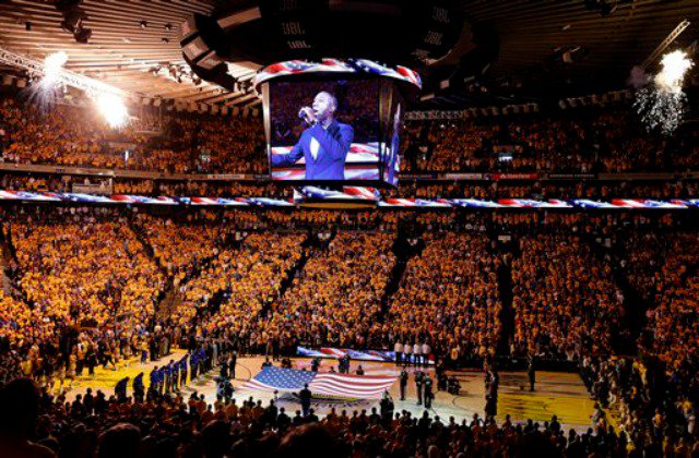 Aficionado cae del segundo de la Arena de los Warriors en la final de la NBA