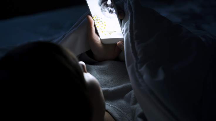 Asocian la pérdida de la vista al usar el celular en la cama a la hora de dormir