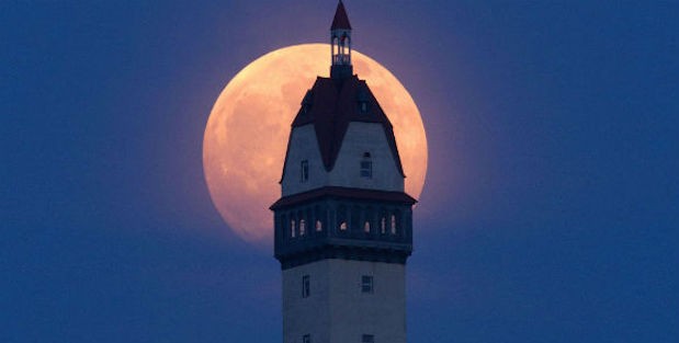 El solsticio de verano coincide con la luna llena de fresa