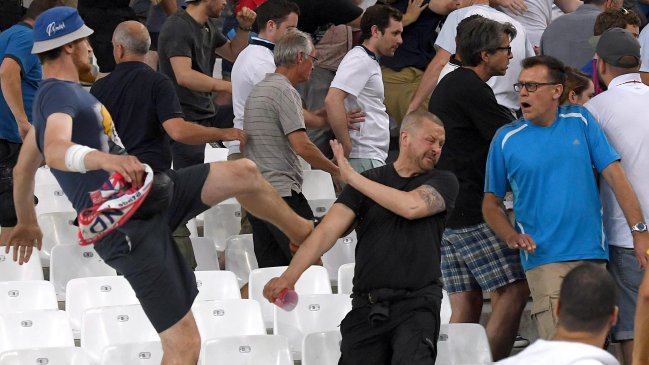 La UEFA amenazó con descalificar a elencos de la Euro2016 por incidentes