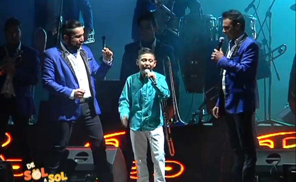 Marlon Rocha - Cantando junto a la banda El Recodo