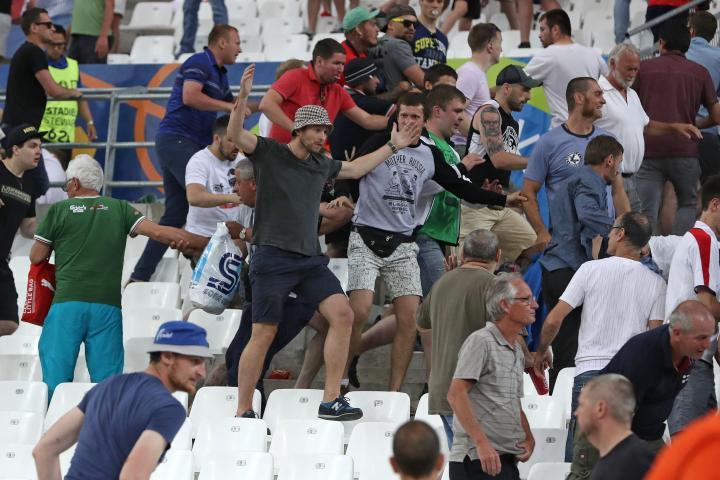 UEFA multa y podría sacar a Rusia de la Eurocopa