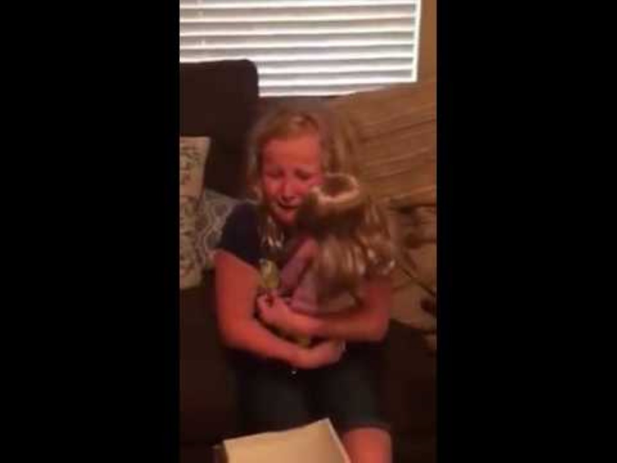 Increíble reacción de niña al recibir protesis