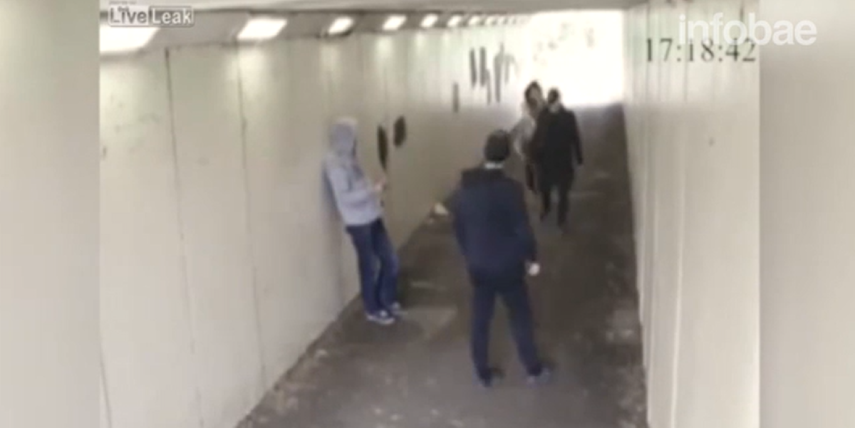 Boxeador defiende a su novia de matones en el Reino Unido