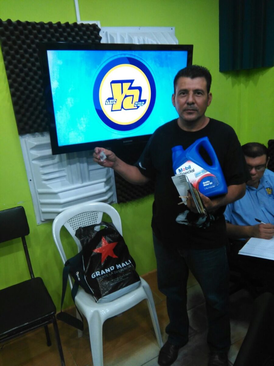 Ganador taxista recibe galón de Lubricantes Mobil Special 20W-50