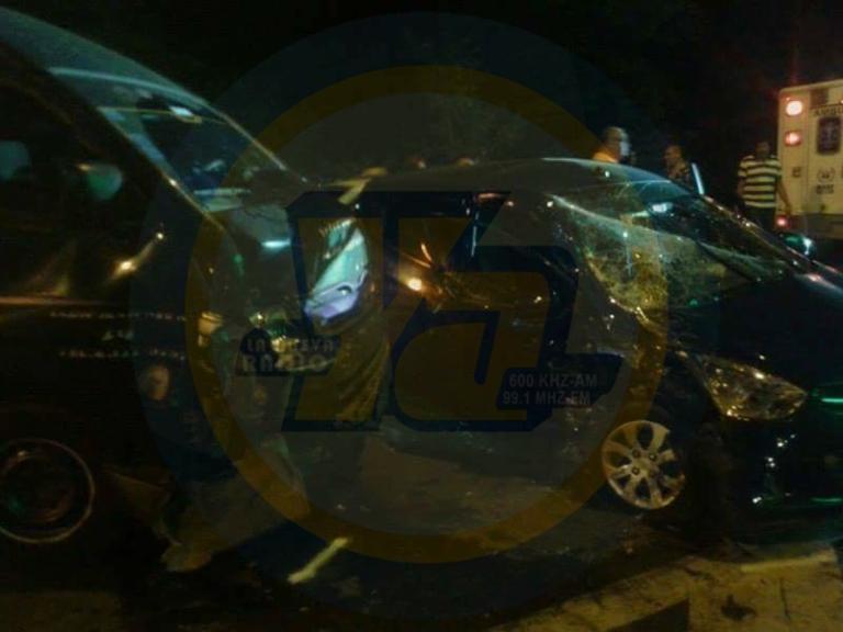 Colisión deja cuantiosos daños materiales entre carrio y microbús en León