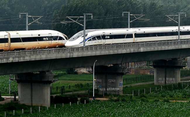 Dos trenes balas sobrepasan los 420 kilómetros por hora en China