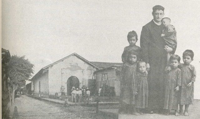 Alumnos con el padre Dubón, de fondo el Hospicio San Juan de Dios