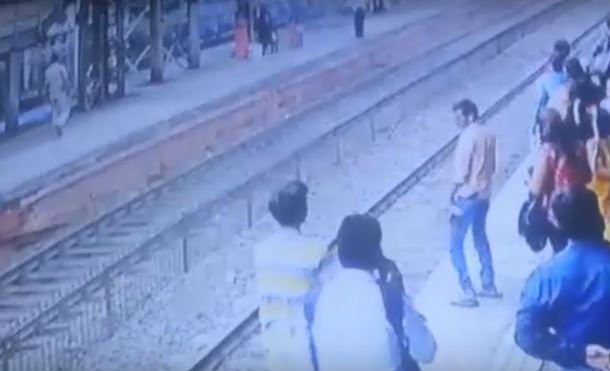 Impactante Un hombre se suicidó lanzándose a un tren en La India