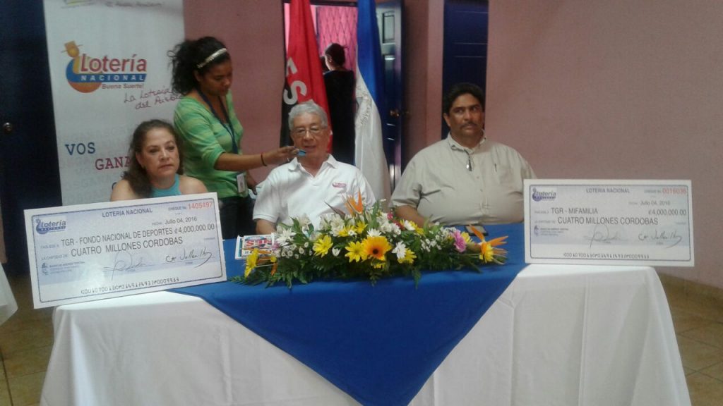 Lotería Nacional realiza sexta entrega de utilidades a MiFamilia y el IND