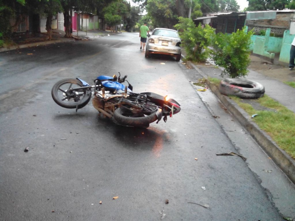 Motociclista perece estrellado contra un árbol en el Reparto Schick