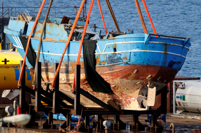 Recuperan 217 cuerpos de los restos de un barco hundido en el 2015