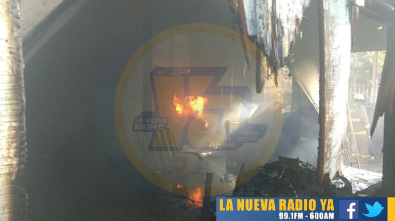 Incendio devora por completo una vivienda en el barrio Ariel Darce de Managua