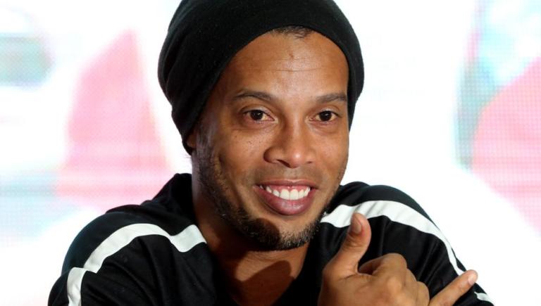 Prohíben salir de Brasil a Ronaldinho por millonaria deuda