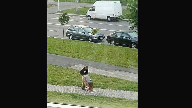 Dos jóvenes tienen sexo de pie en mitad de una calle